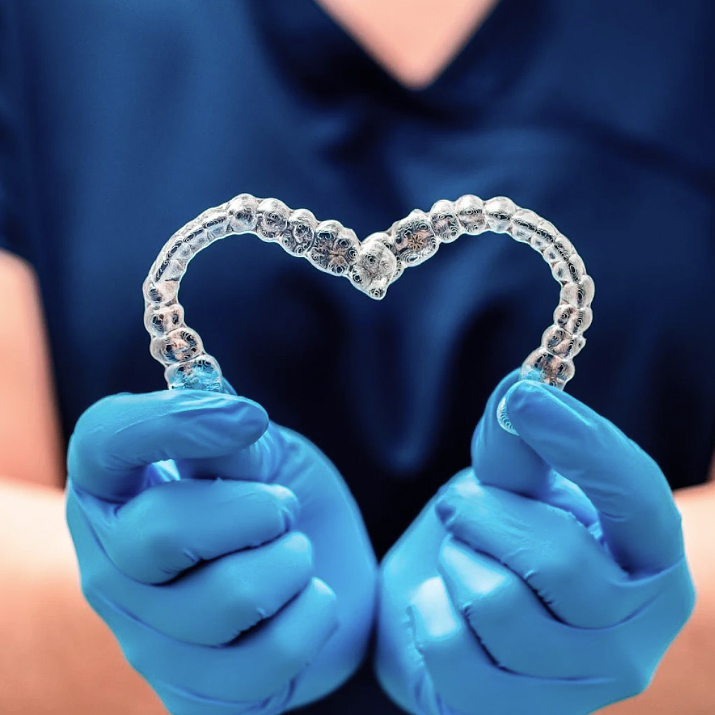 Neviditeľné zubné strojčeky Invisalign si obľúbite