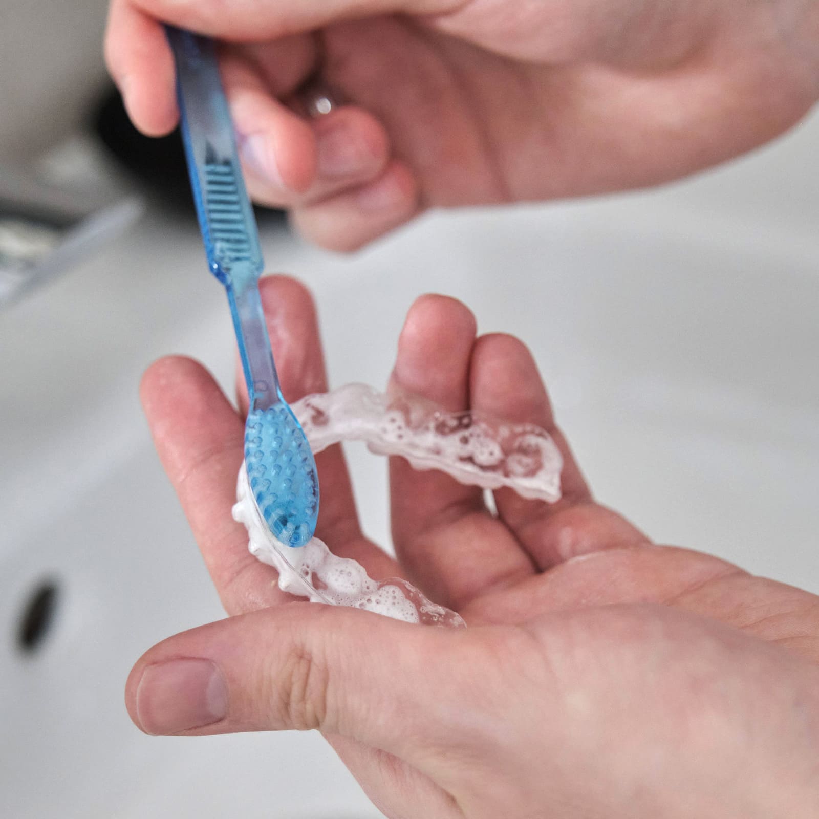 Neviditeľné zubné strojčeky Invisalign - pohodlná liečba bez obmedzení